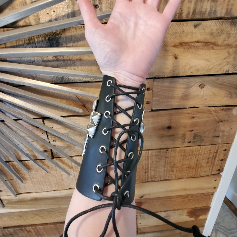 🐕 Pair of black leather studded gauntlets - Picture 2 of 6